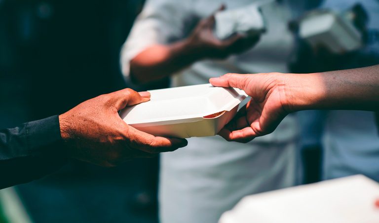 O Movimento Todos à Mesa uniu forças com o Pacto pelos 15% com fome para combater a insegurança alimentar e doar alimentos para a população que passa fome no Brasil.