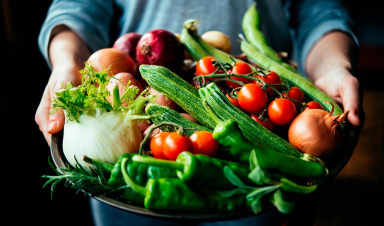 A falta de comida não é um problema: existe alimento suficiente para todas as pessoas. Como, então, solucionar o problema da fome?