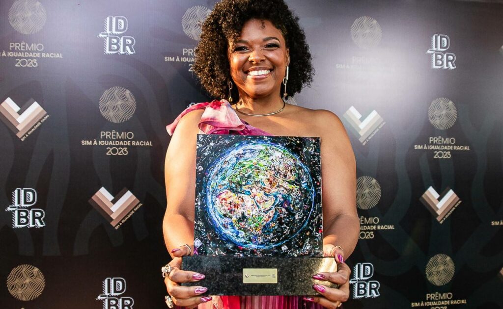 Luana Ozemela, vice-presidente de impacto social do iFood, recebe Prêmio Sim à Igualdade Racial
