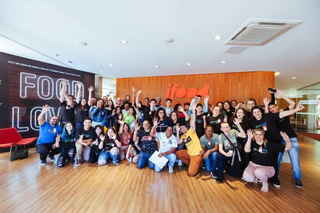 Participantes do Maratona Tech visitam a sede do iFood
