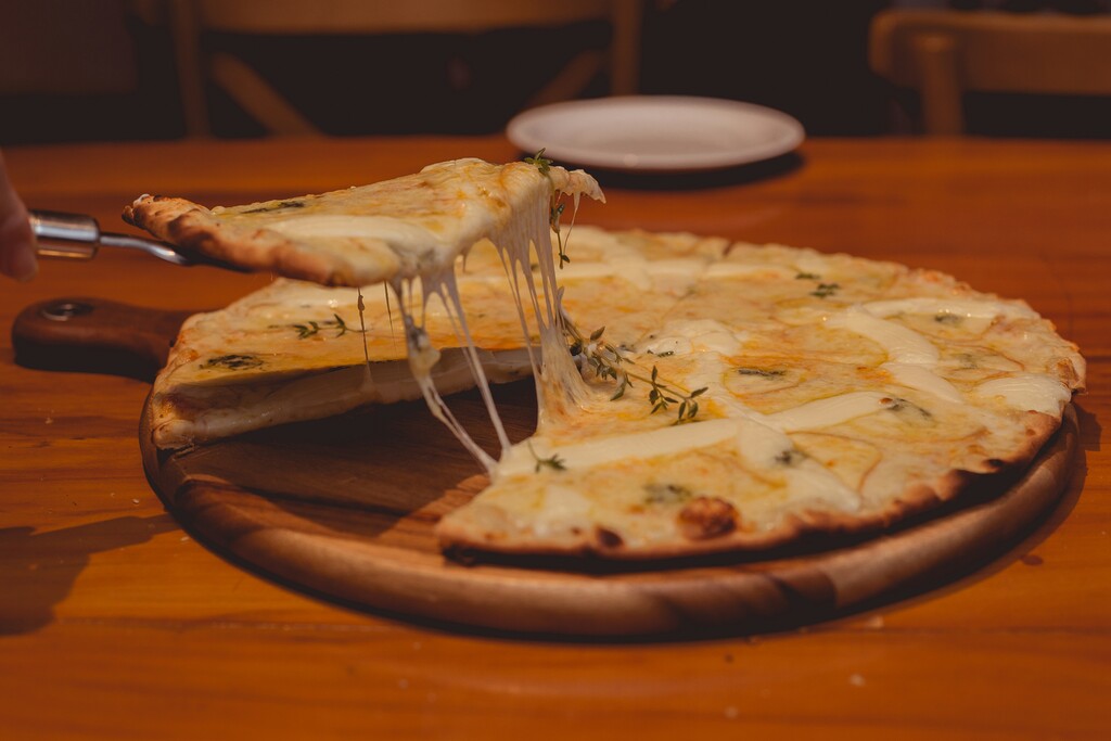 Pizza de mussarela está entre os sabores populares de pizza