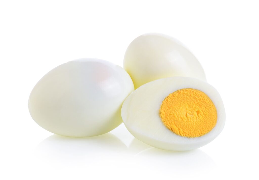 alimentos que diminuem a queda de pelo de cachorro: ovos
