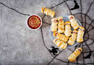 comidas de halloween sobre uma mesa
