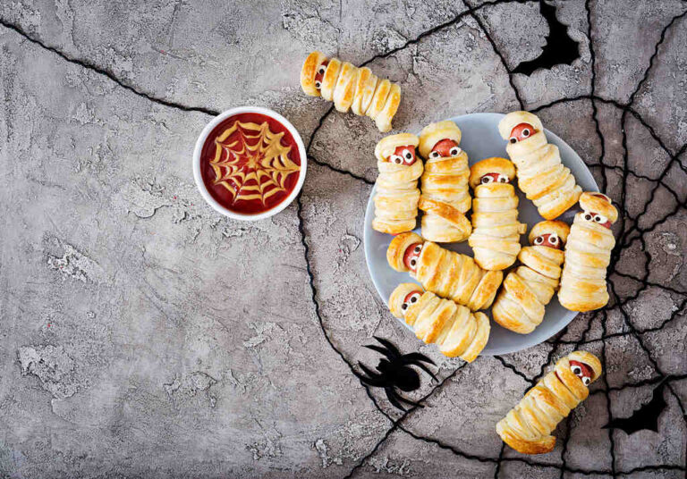 comidas de halloween sobre uma mesa