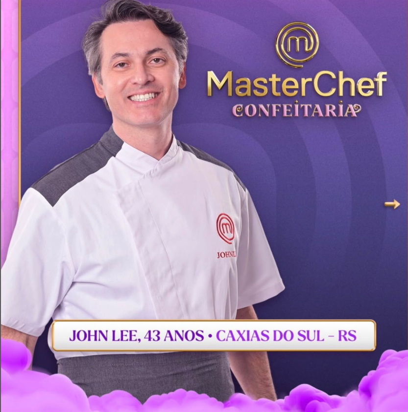 jhonlee, participante do MasterChef Confeitaria, usando uniforme branco com logo do programa.