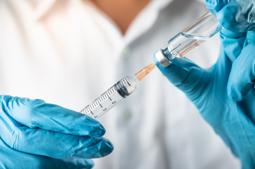 medica fazendo vacina