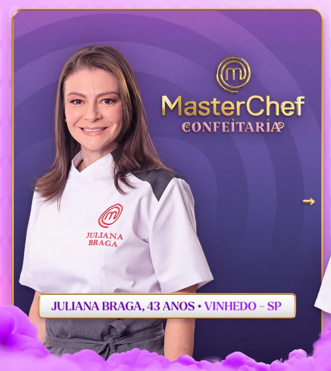 Juliana Braga, participante do MasterChef Confeitaria, usando uniforme branco com logo do programa.