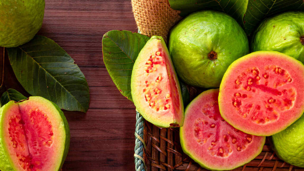 grutas dentro de uma fruteira sobre uma mesa