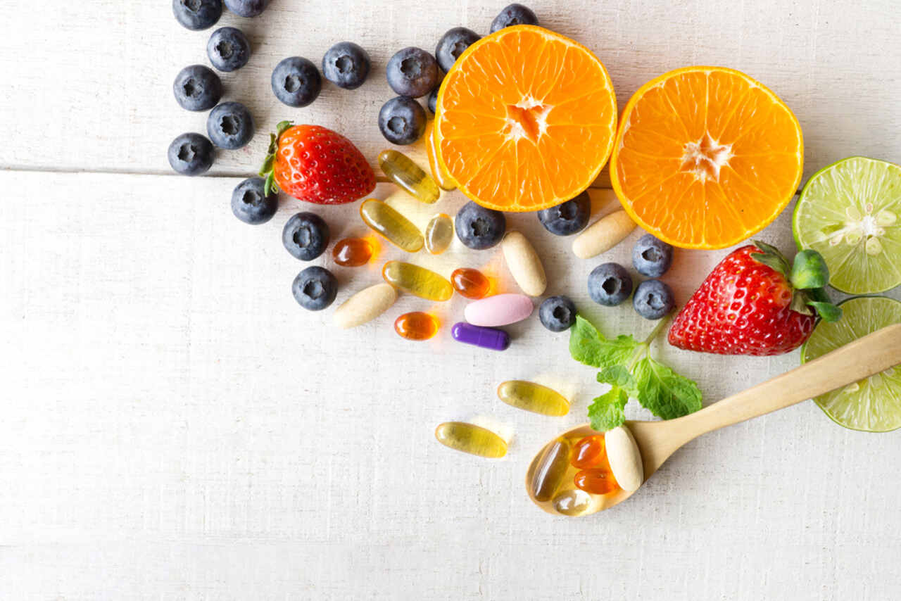 frutas soltas sobre uma mesa