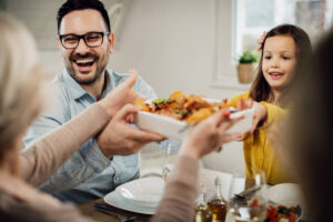 familia feliz almoçando na mesa