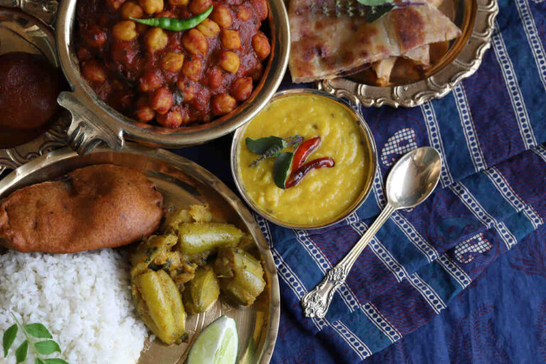 comidas diferentes em cima da mesa