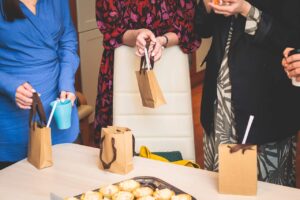 pessoas trocando presentes