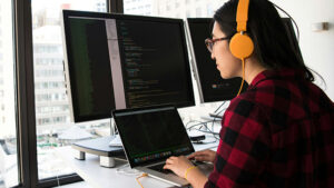 profissional de ciência de dados trabalhando no computador