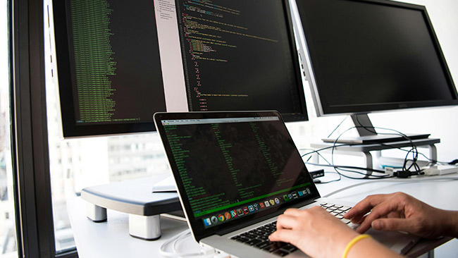 profissional de ciência de dados usa o computador