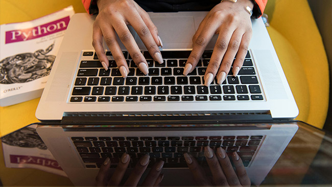 profissional de ciência de dados trabalha no computador