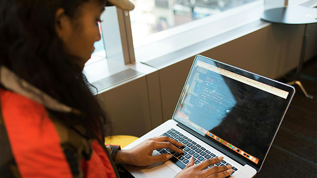 profissional de ciência de dados usando o computador