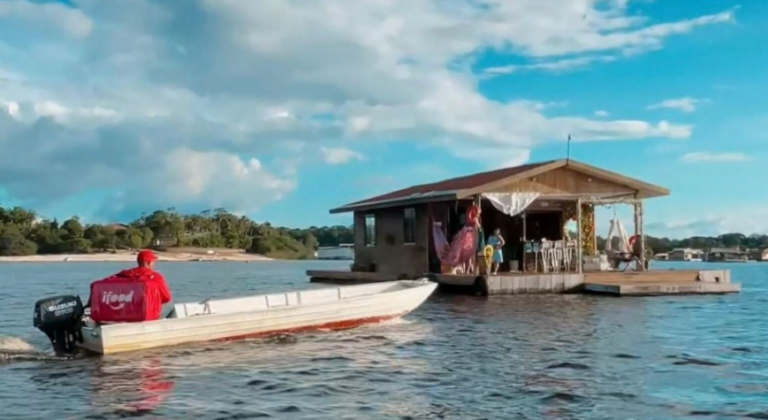 delivery de barco no Rio Negro