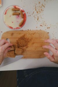 pessoa preparando cheesecake de biscoff